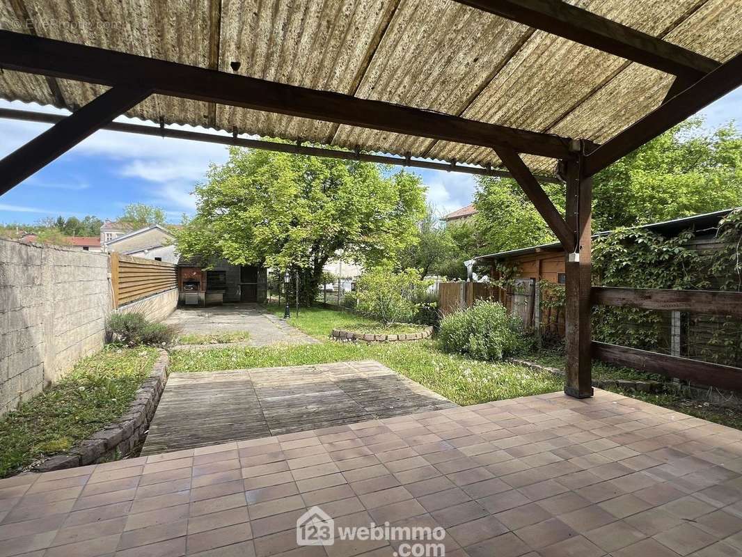 Terrasse carrelée et abritée à l&#039;arrière sans vis à vis. - Maison à VERDUN