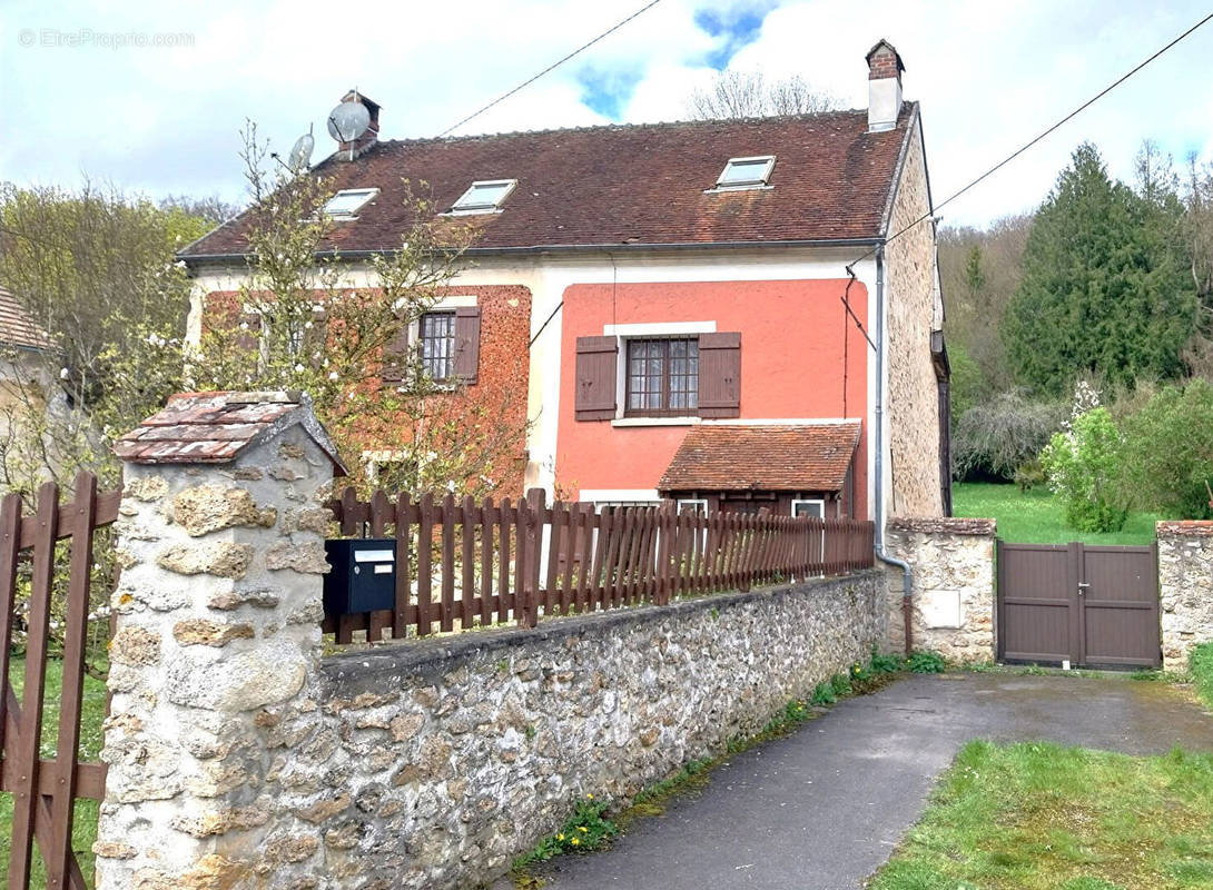 Maison à SAINT-CYR-SUR-MORIN