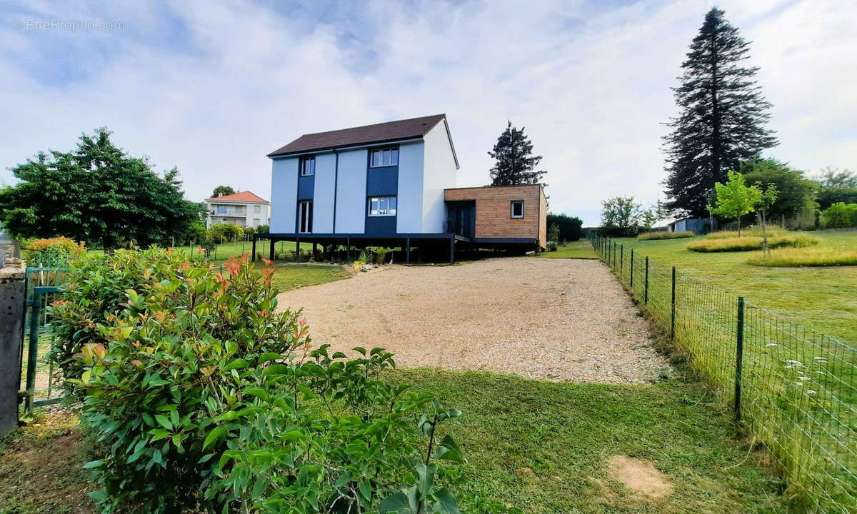 Maison à SAINT-YRIEIX-LA-PERCHE