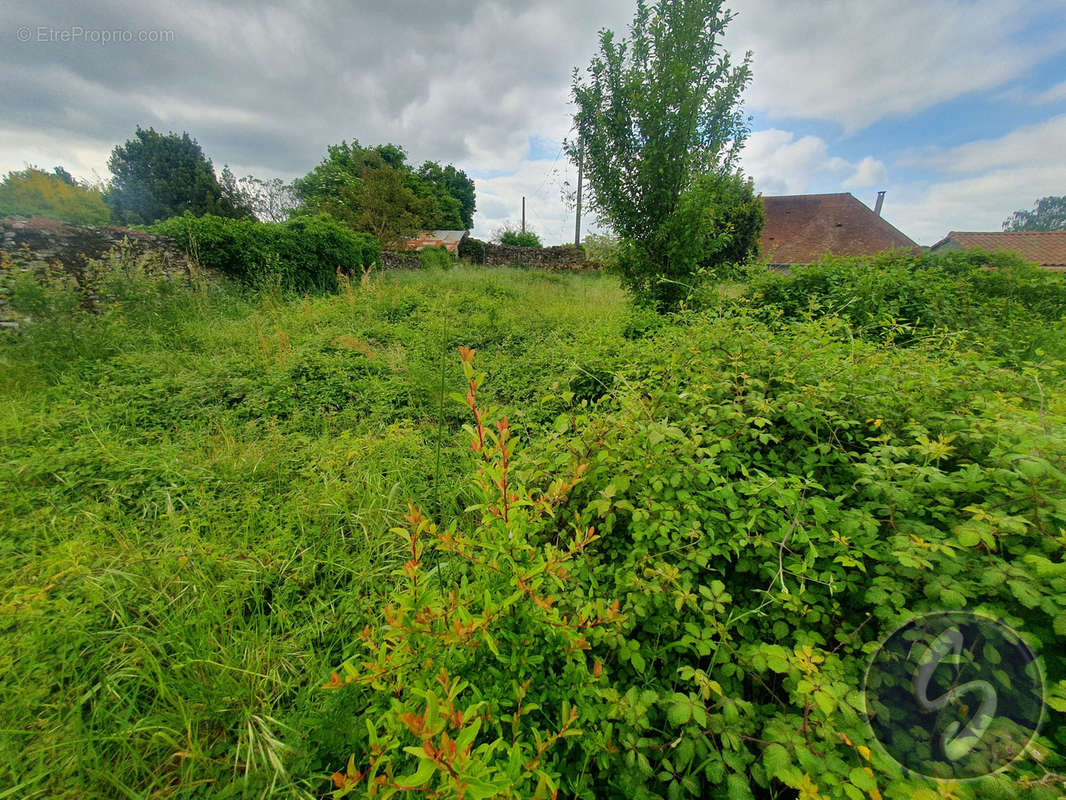 Terrain à CHAMPDENIERS-SAINT-DENIS