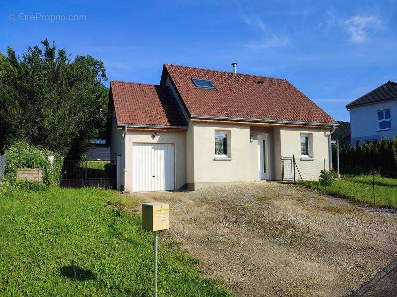 Maison à LE LUHIER