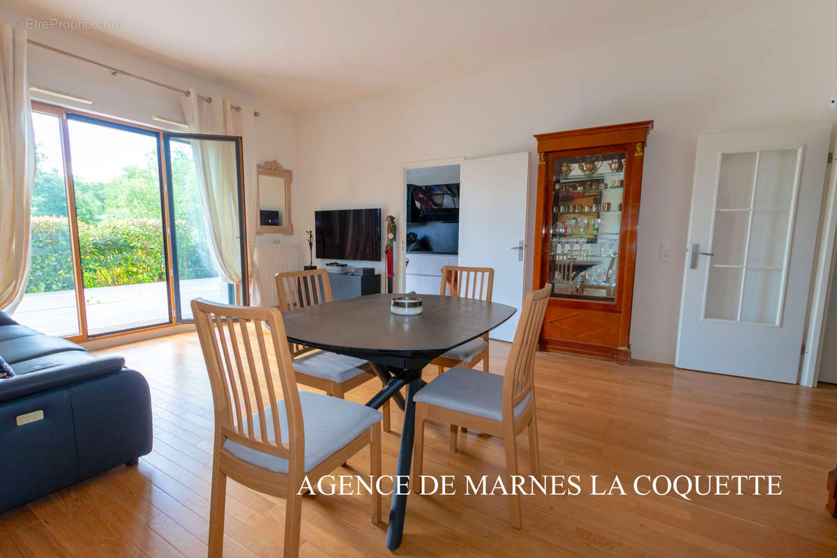 Appartement à MARNES-LA-COQUETTE