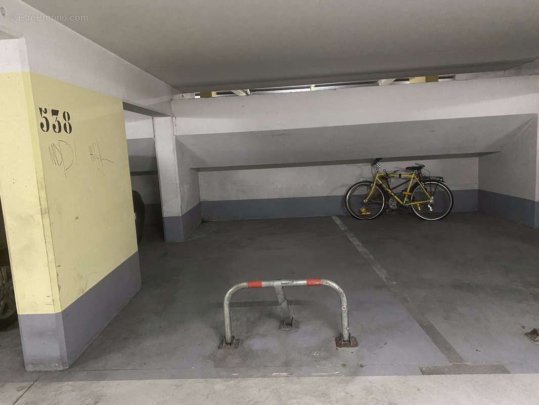 Parking à PARIS-3E