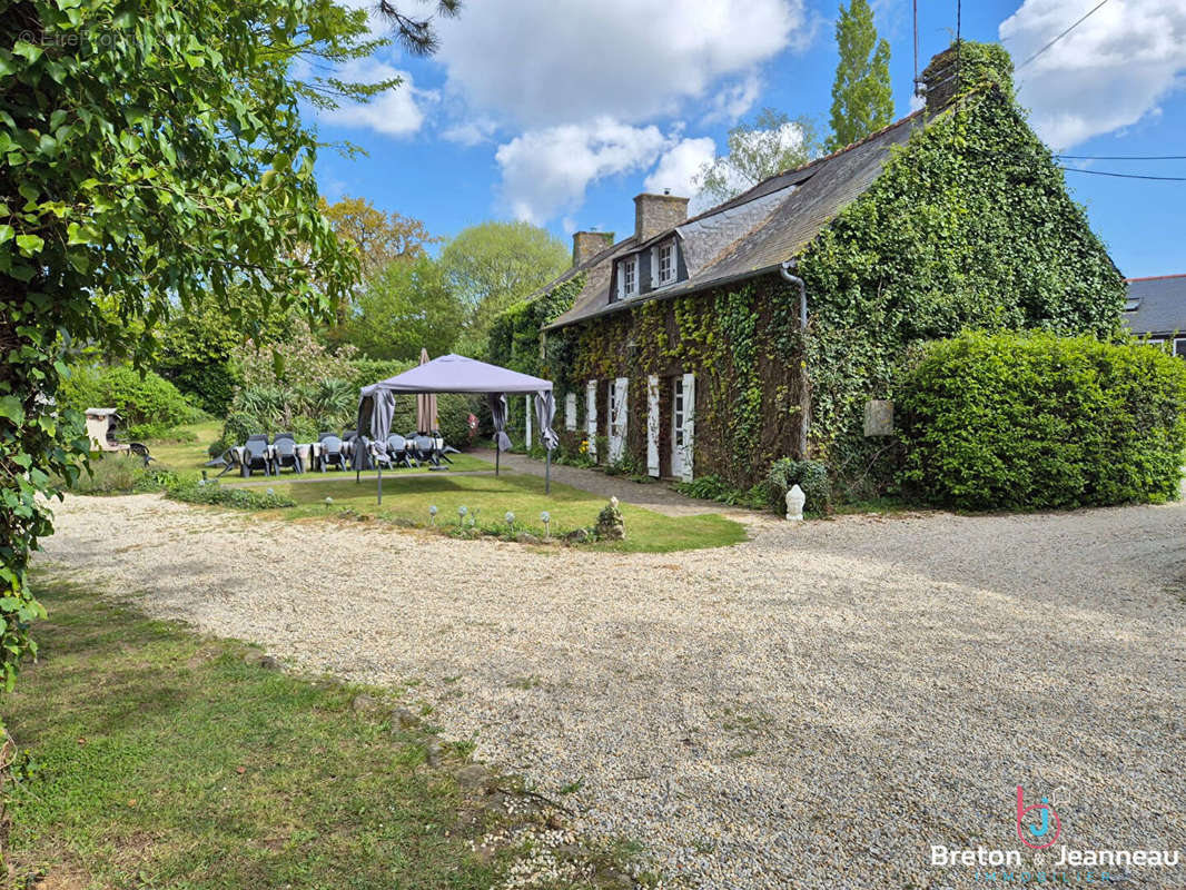 Maison à LASSAY-LES-CHATEAUX