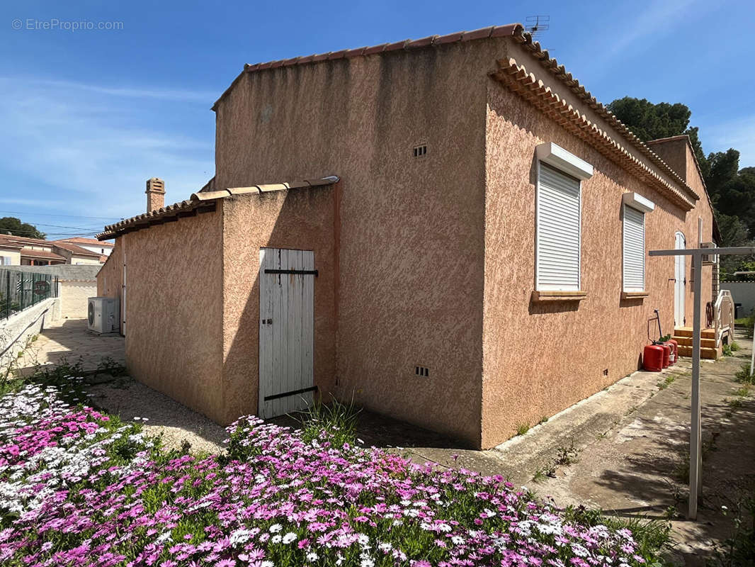 Maison à SAINT-MITRE-LES-REMPARTS