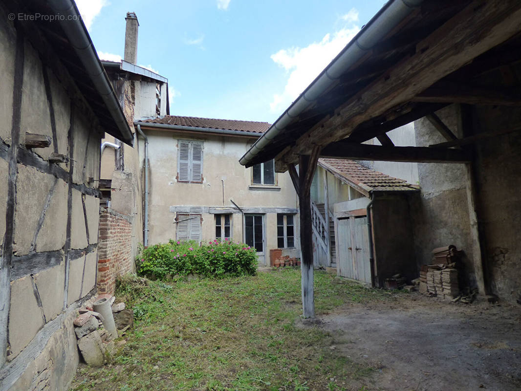 Maison à SAINT-TRIVIER-DE-COURTES