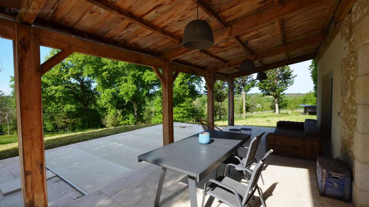 Terrasse - terrace - Maison à CASTELNAU-D&#039;AUZAN