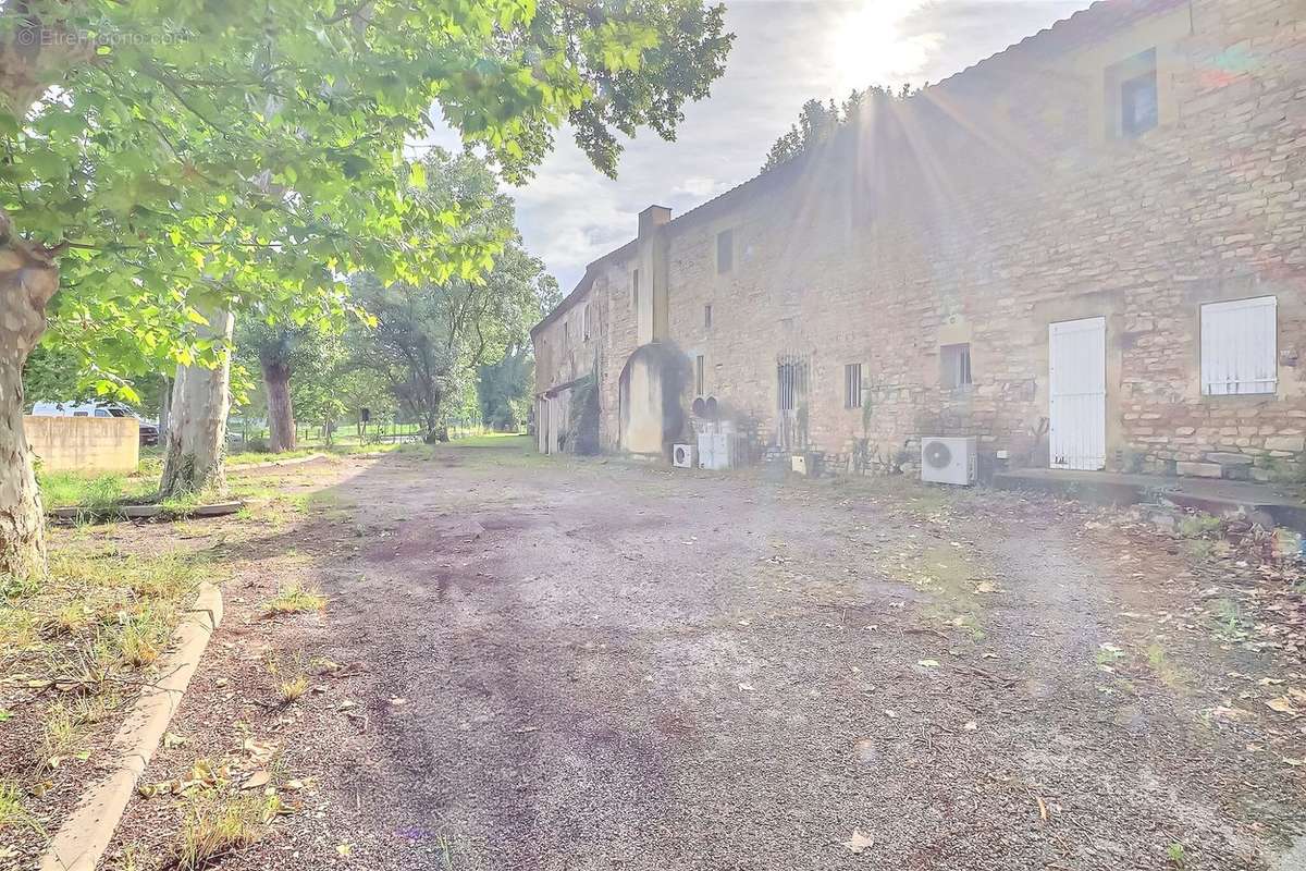 Cour destiné au parking privé - Commerce à NIMES