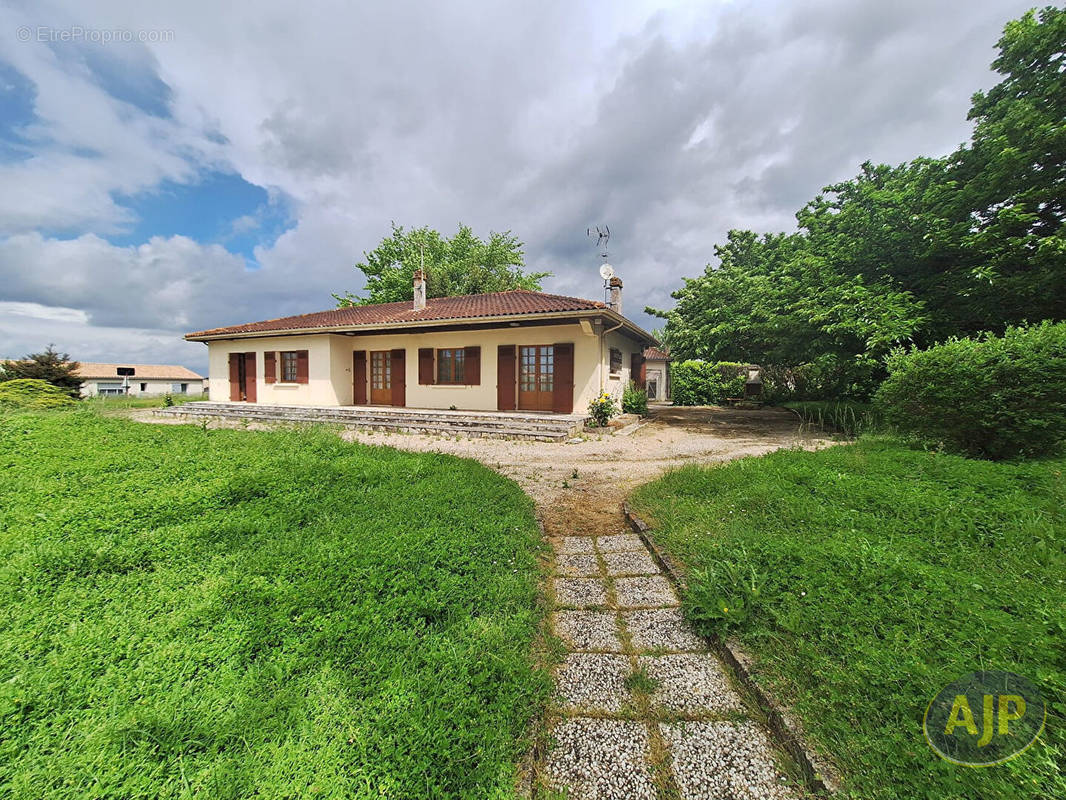 Maison à LA LANDE-DE-FRONSAC