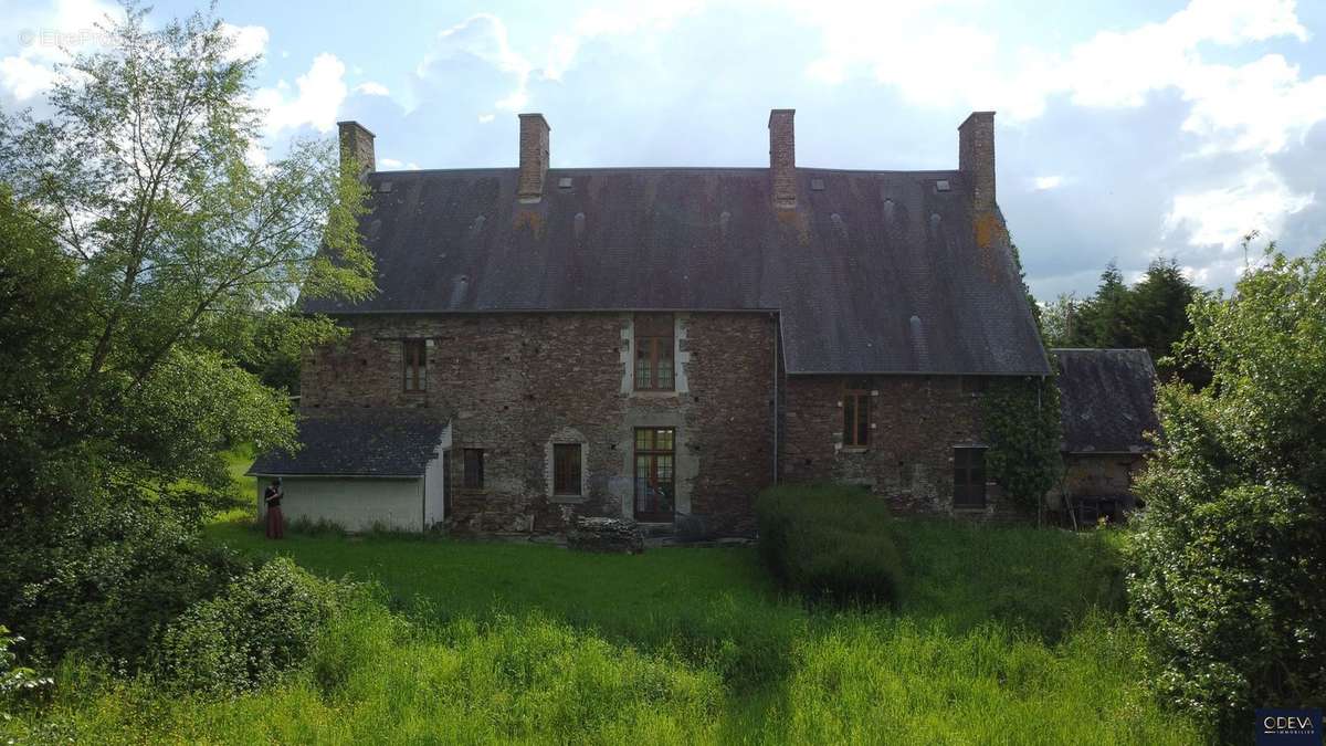 Maison à CONDE-SUR-VIRE