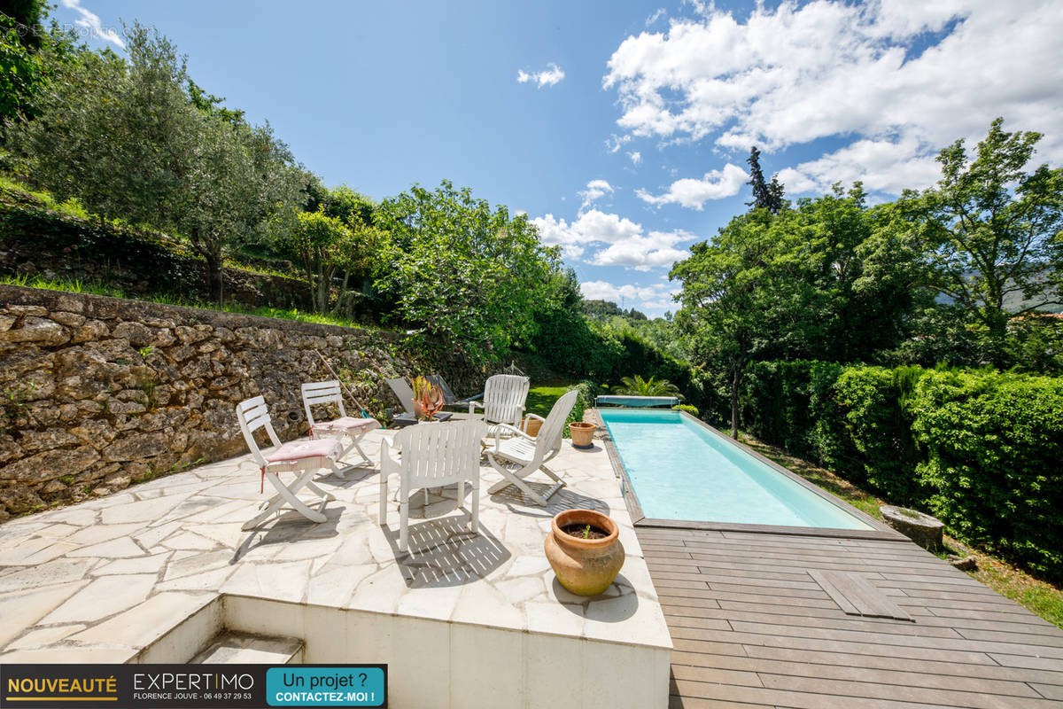 Maison à CHATEAUNEUF-GRASSE