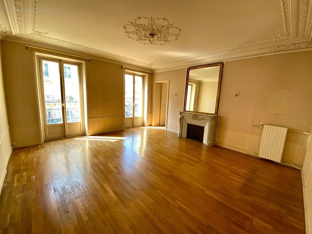 Appartement à PARIS-10E