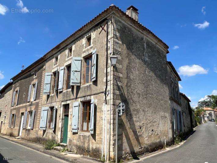 Maison à AIGRE