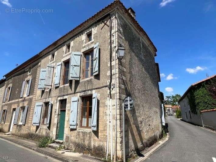 Maison à AIGRE