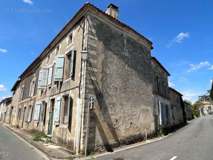 Maison à AIGRE