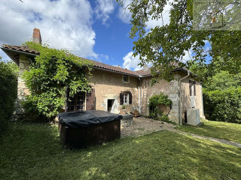 Maison à SAINT-SULPICE-DE-ROUMAGNAC