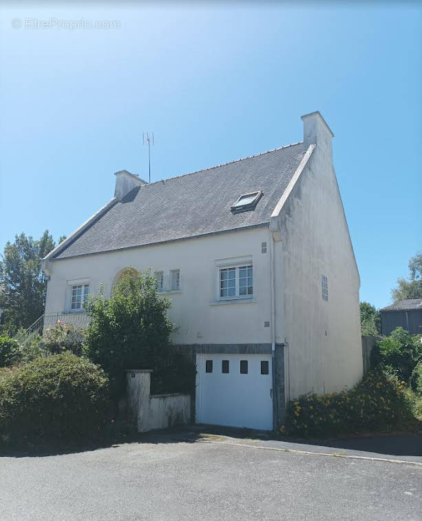 Maison à CHATEAUNEUF-DU-FAOU