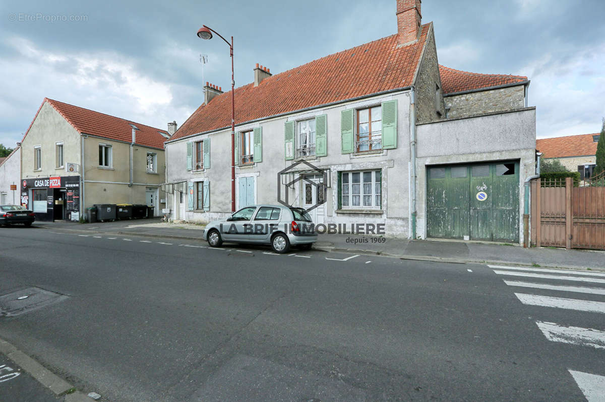 Maison à CHEVRY-COSSIGNY