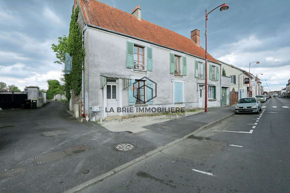 Maison à CHEVRY-COSSIGNY