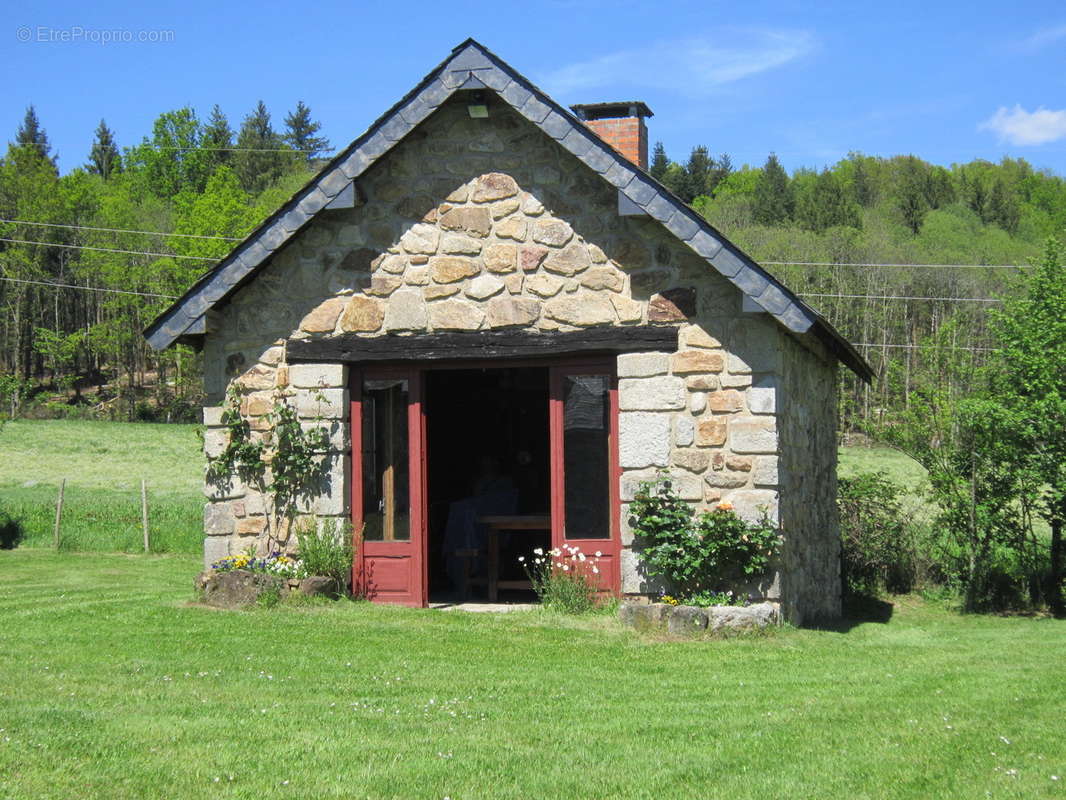   - Maison à NEUVIC