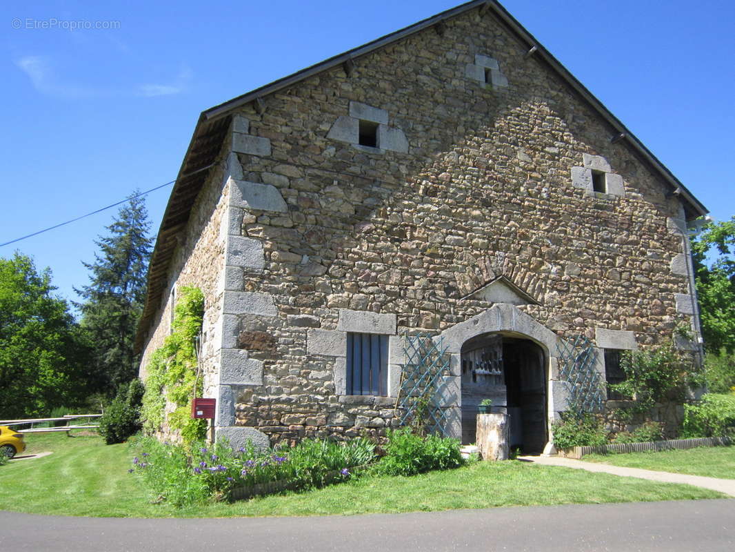   - Maison à NEUVIC