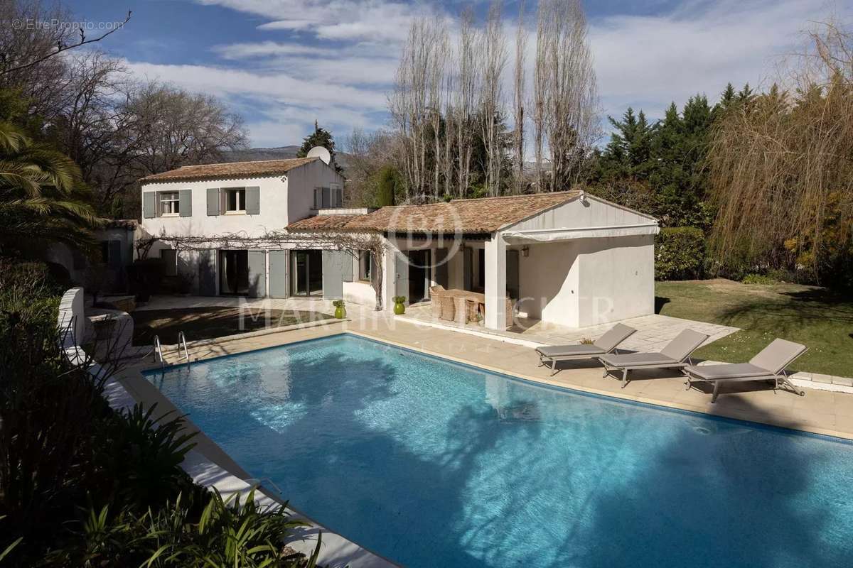 Maison à CHATEAUNEUF-GRASSE