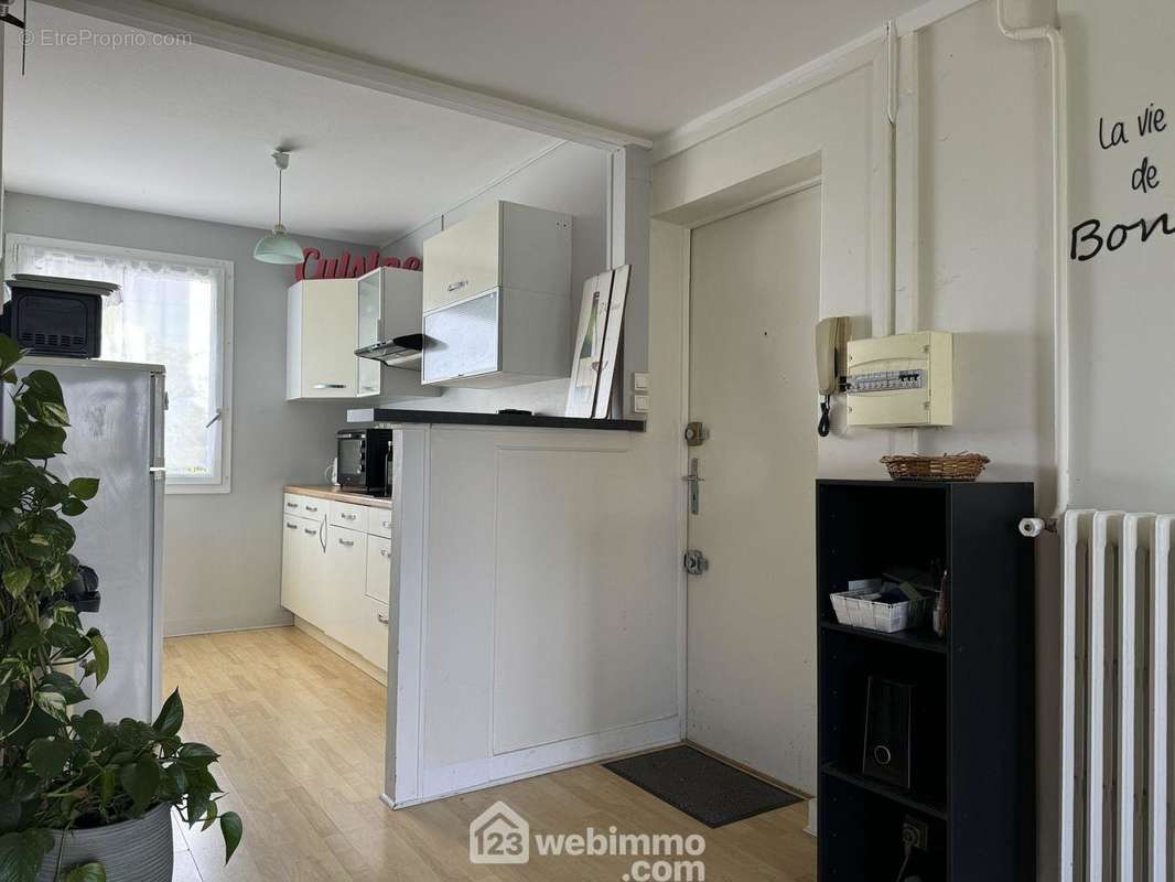 Appartement T4 situé au 3ème étage, sans ascenseur. - Appartement à POITIERS