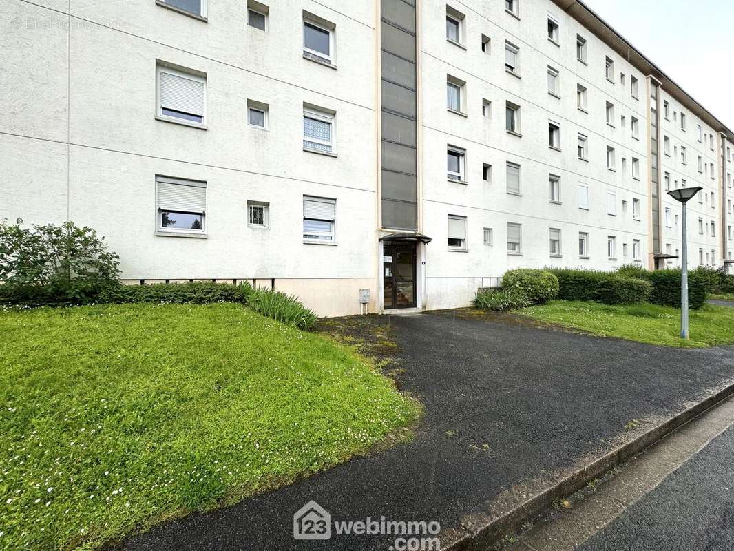 Dans une résidence sécurisée, - Appartement à POITIERS