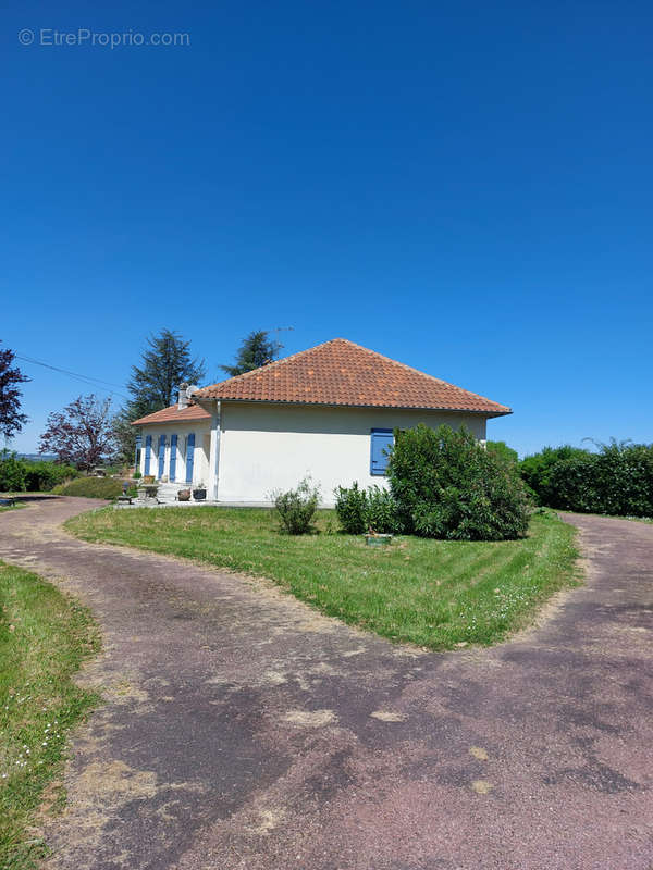 Maison à SAINT-SULPICE-DE-ROUMAGNAC