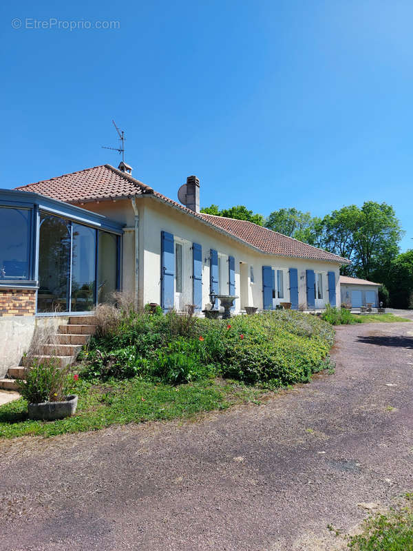 Maison à SAINT-SULPICE-DE-ROUMAGNAC