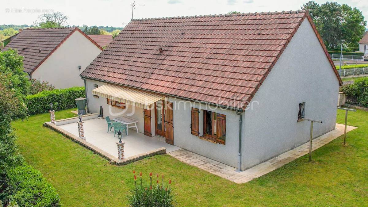 Maison à SAINT-PIERRE-LE-MOUTIER