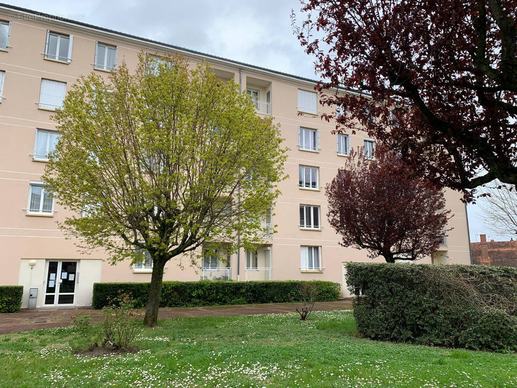 Appartement à SAINT-JEAN-DE-LA-RUELLE