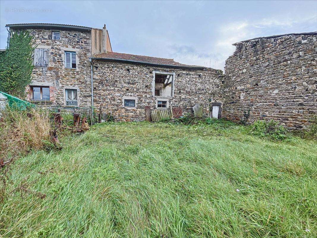 Maison à MONTAIGUT-LE-BLANC