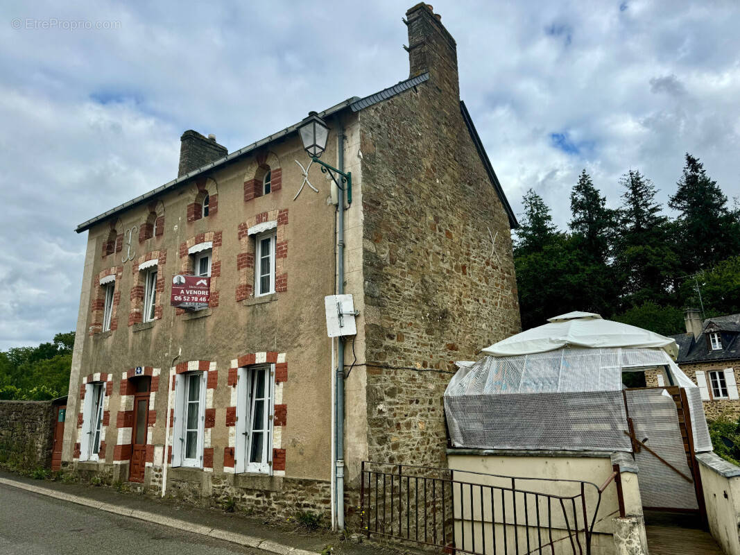 Maison à MONTSURS