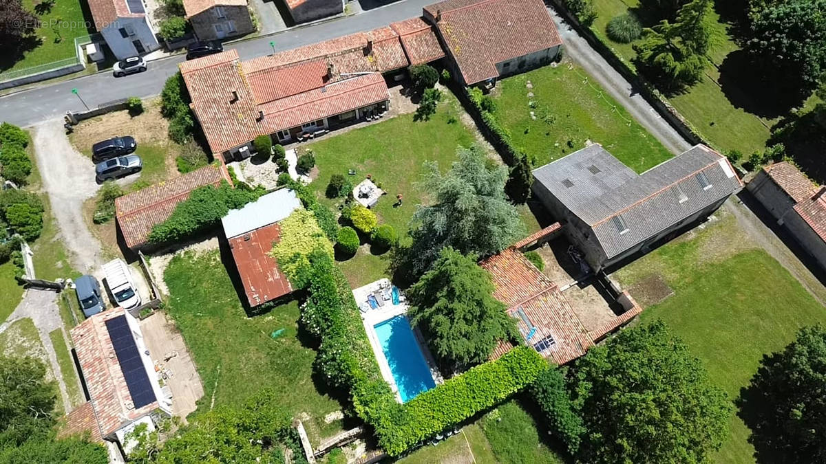 Maison à VOUILLE-LES-MARAIS