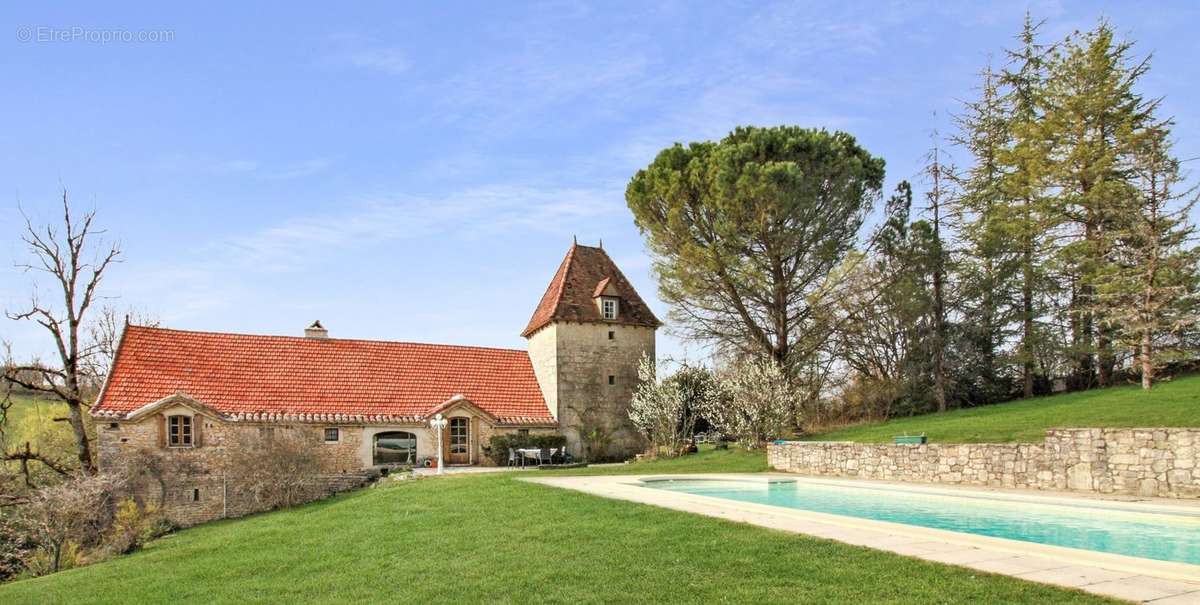     Piscine - Maison à FRAYSSINET