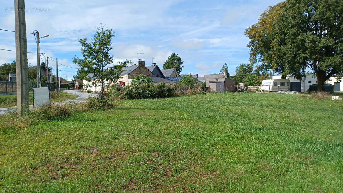 Terrain à SAINT-DOLAY