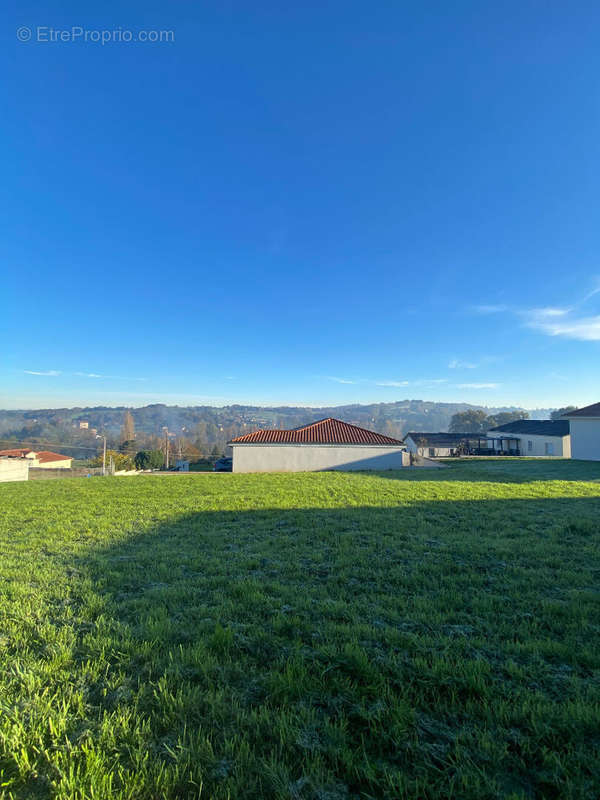 Terrain à AIXE-SUR-VIENNE