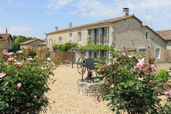 Central courtyard and gites - Maison à SOUVIGNE