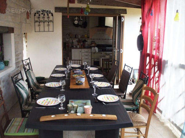 Covered dining terrace - Maison à SOUVIGNE