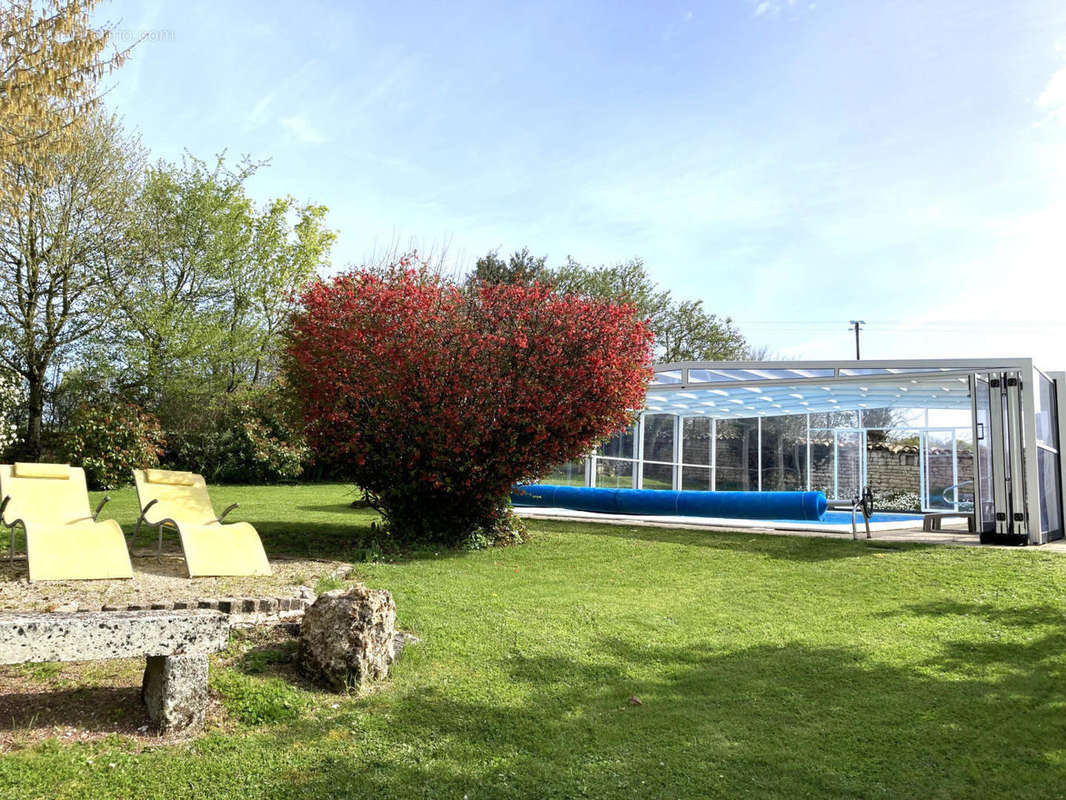 PISCINE (1) - Maison à SOUVIGNE