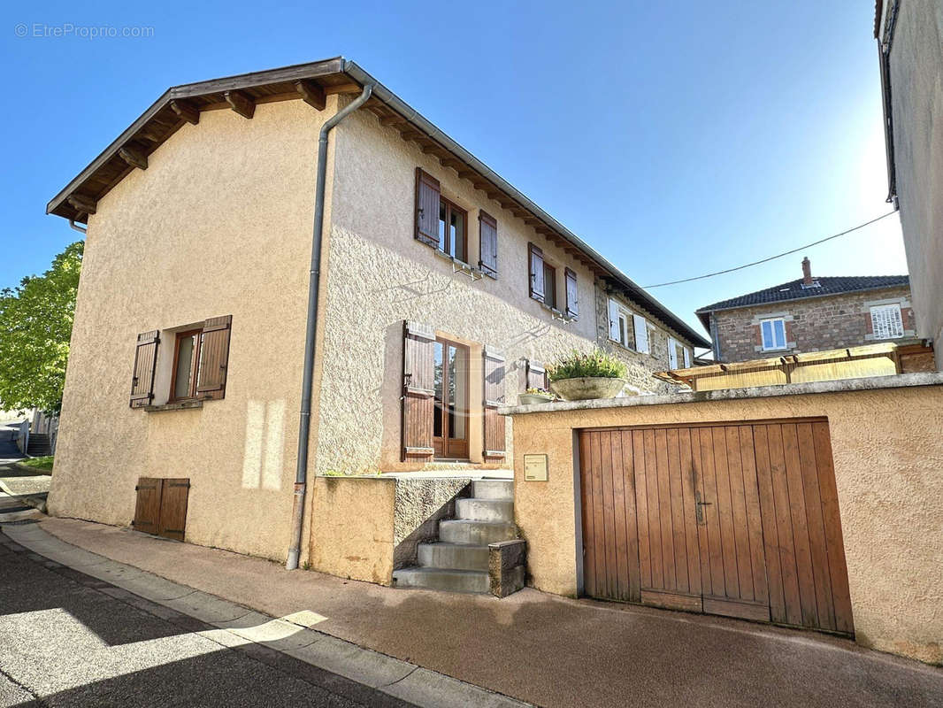 Maison à CHAZELLES-SUR-LYON