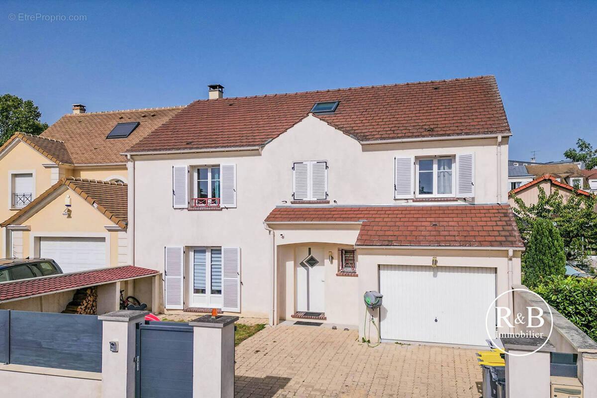 Maison à LES CLAYES-SOUS-BOIS