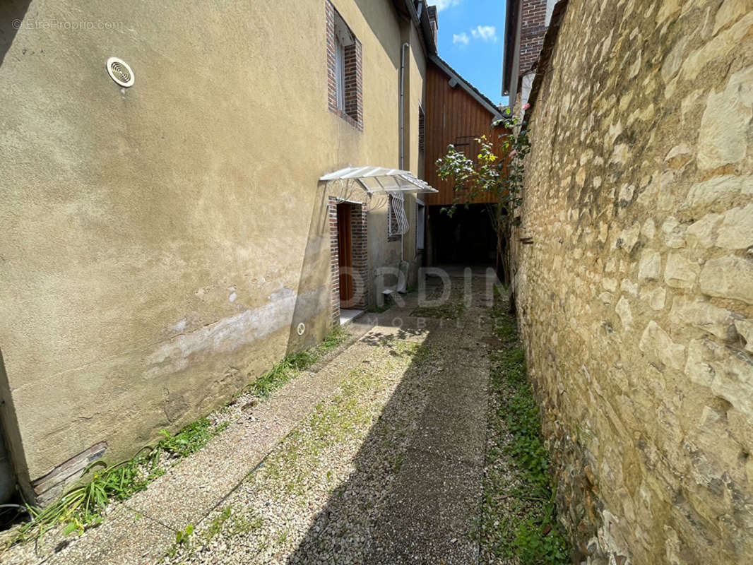 Maison à AILLANT-SUR-THOLON