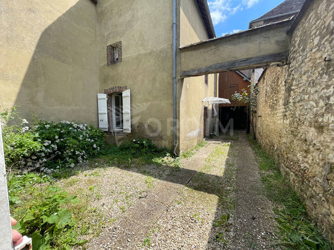 Maison à AILLANT-SUR-THOLON