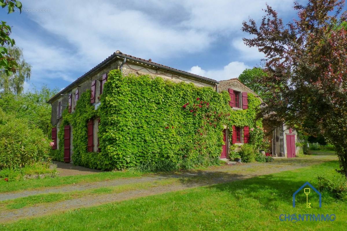 Maison à LA CAILLERE-SAINT-HILAIRE