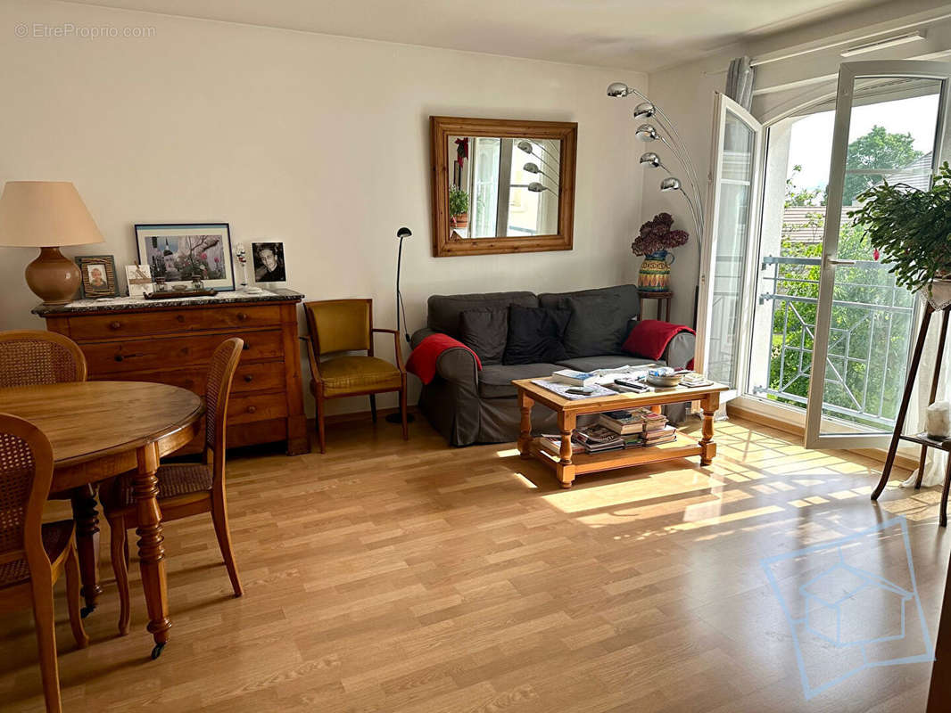 Appartement à VOISINS-LE-BRETONNEUX