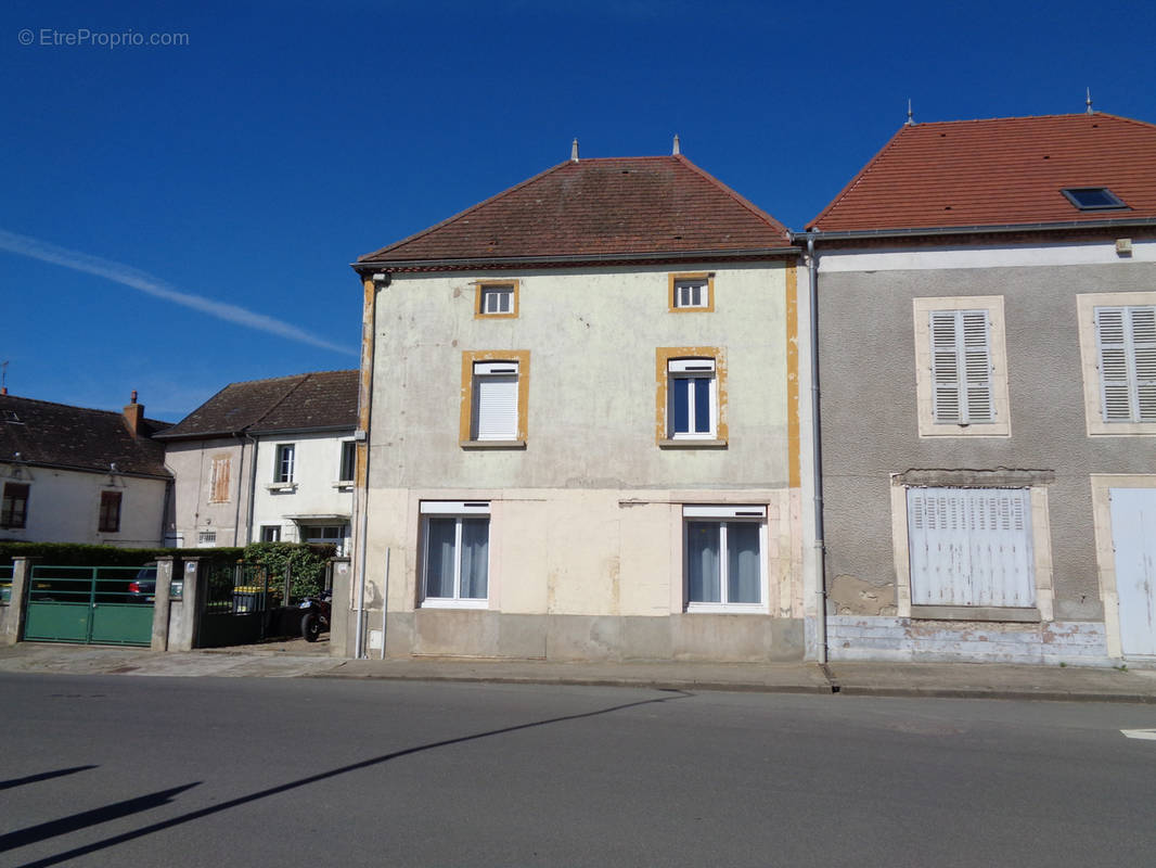 Maison à ETROUSSAT