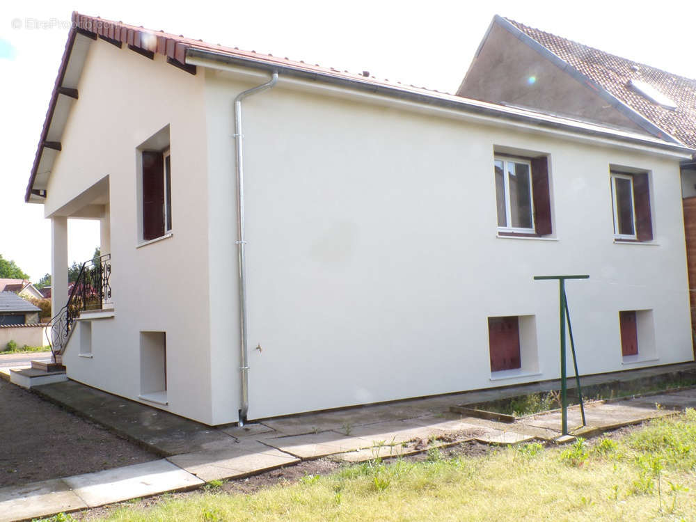 Maison à CREUZIER-LE-VIEUX