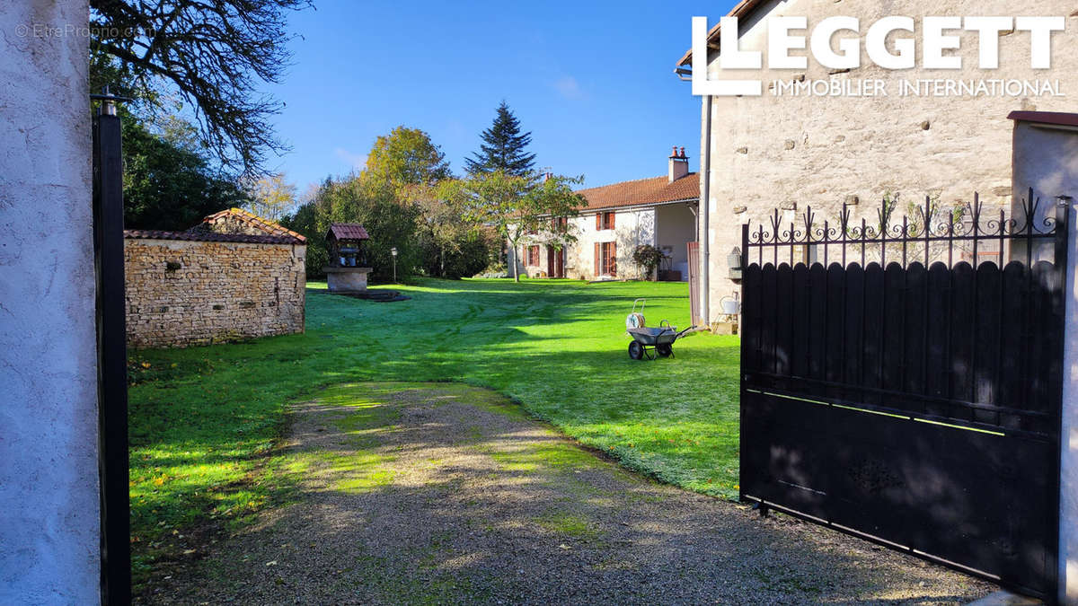 Maison à CLUSSAIS-LA-POMMERAIE